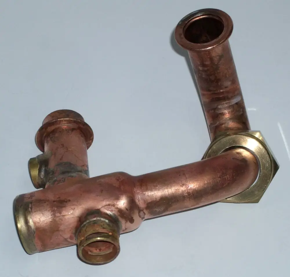 Kupferrohr mit mehreren Anschlüssen und einer Messingverbindung, verwendet in Daikin Heizsystemen, möglicherweise für die Verbindung von Rohrleitungen.